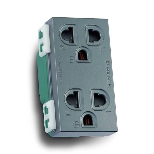 Ổ cắm đôi Panasonic Halumie WEV1582 có màn che và dây nối đất 16A