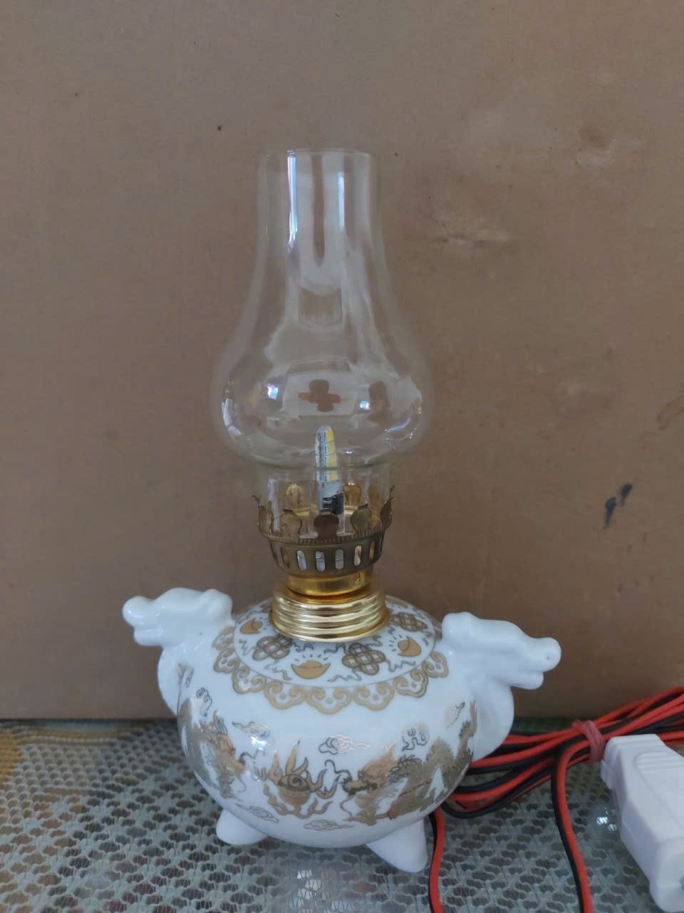 Đèn thờ dầu sứ trắng rồng dùng điện 220v bóng led siêu bền , ánh sáng đẹp