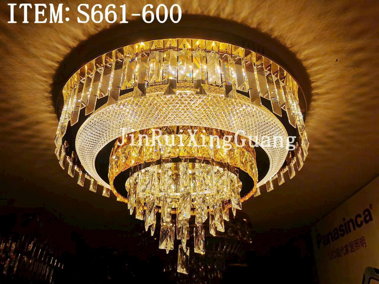 Đèn mâm ốp trần thiết kế những vòng pha lê xen kẽ đẹp mắt