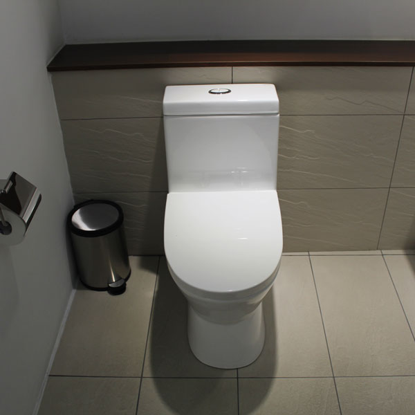Bàn cầu liền khối nắp rơi êm C1374 CAESAR
