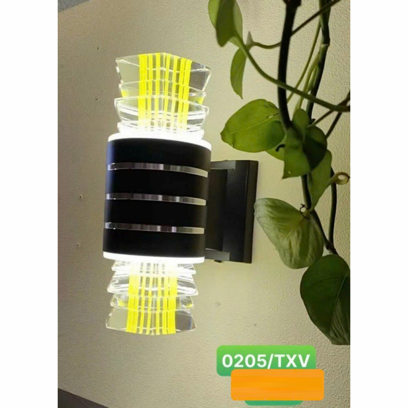 Đèn trụ hắt tường vàng