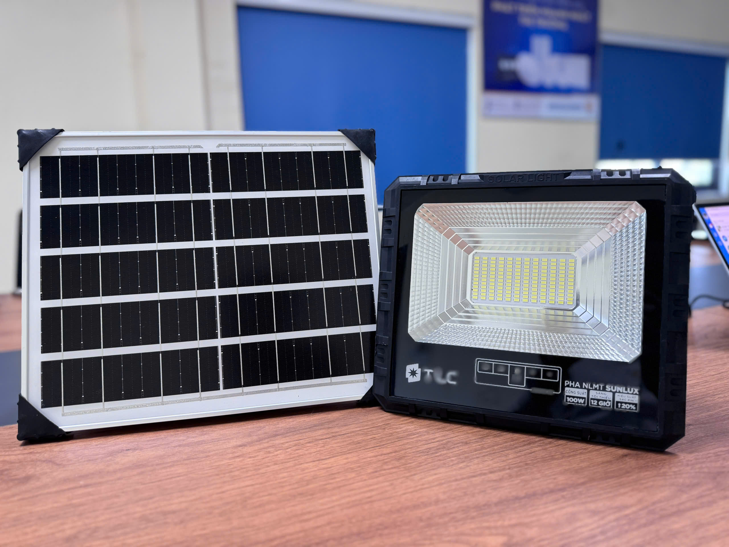 Pha led năng lượng mặt trời SunLux 100w TLC - AS TRẮNG