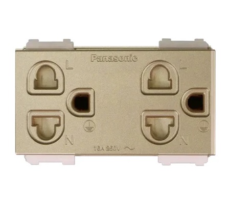 Ổ cắm đôi Panasonic Halumie WEV1582 có màn che và dây nối đất 16A