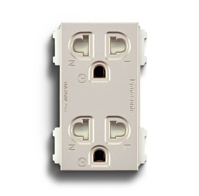 Ổ cắm đôi Panasonic Halumie WEV1582 có màn che và dây nối đất 16A