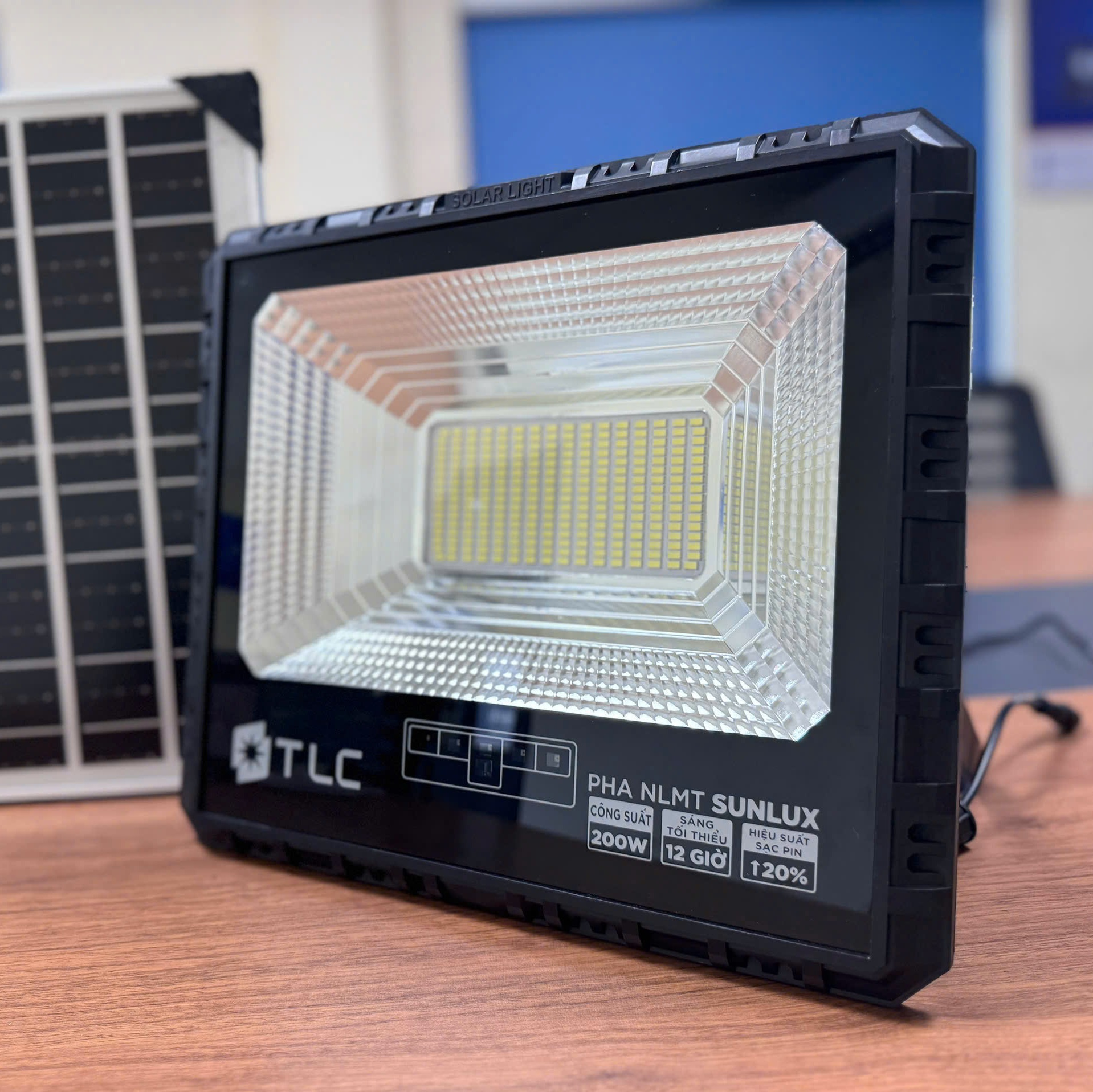 Pha led năng lượng mặt trời SunLux 200w TLC - AS TRẮNG