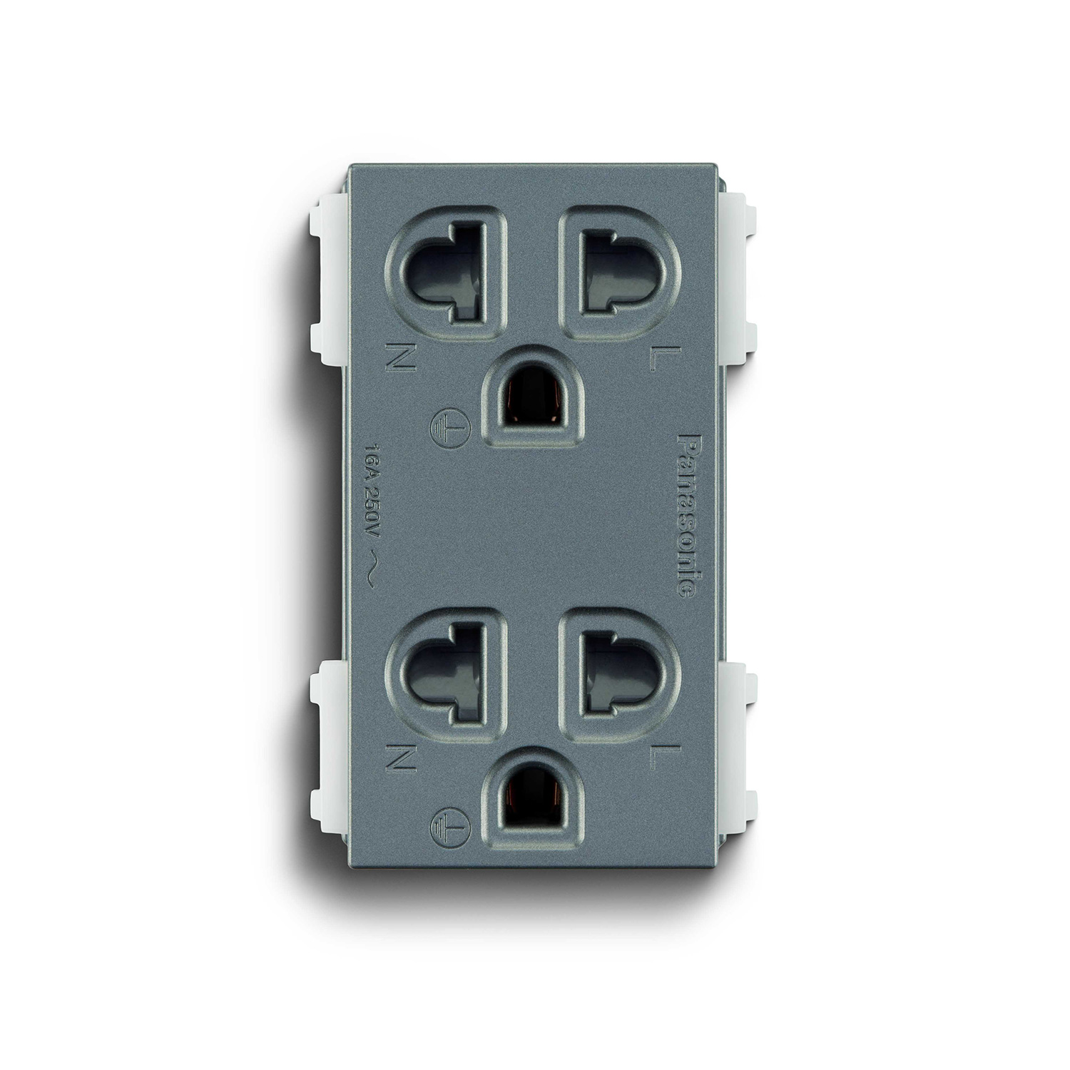 Ổ cắm đôi Panasonic Halumie WEV1582 có màn che và dây nối đất 16A